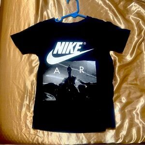 Nike Boys’ Air Graphic T-Shirt, Size 6, Black – Casual Athletic Tee